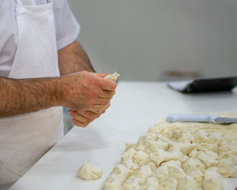 Brutar lucrând aluatul în atelier