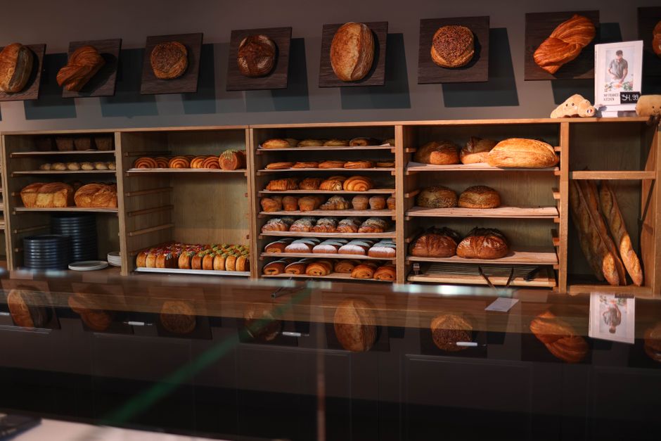 Interior elegant al brutăriei Better Bread